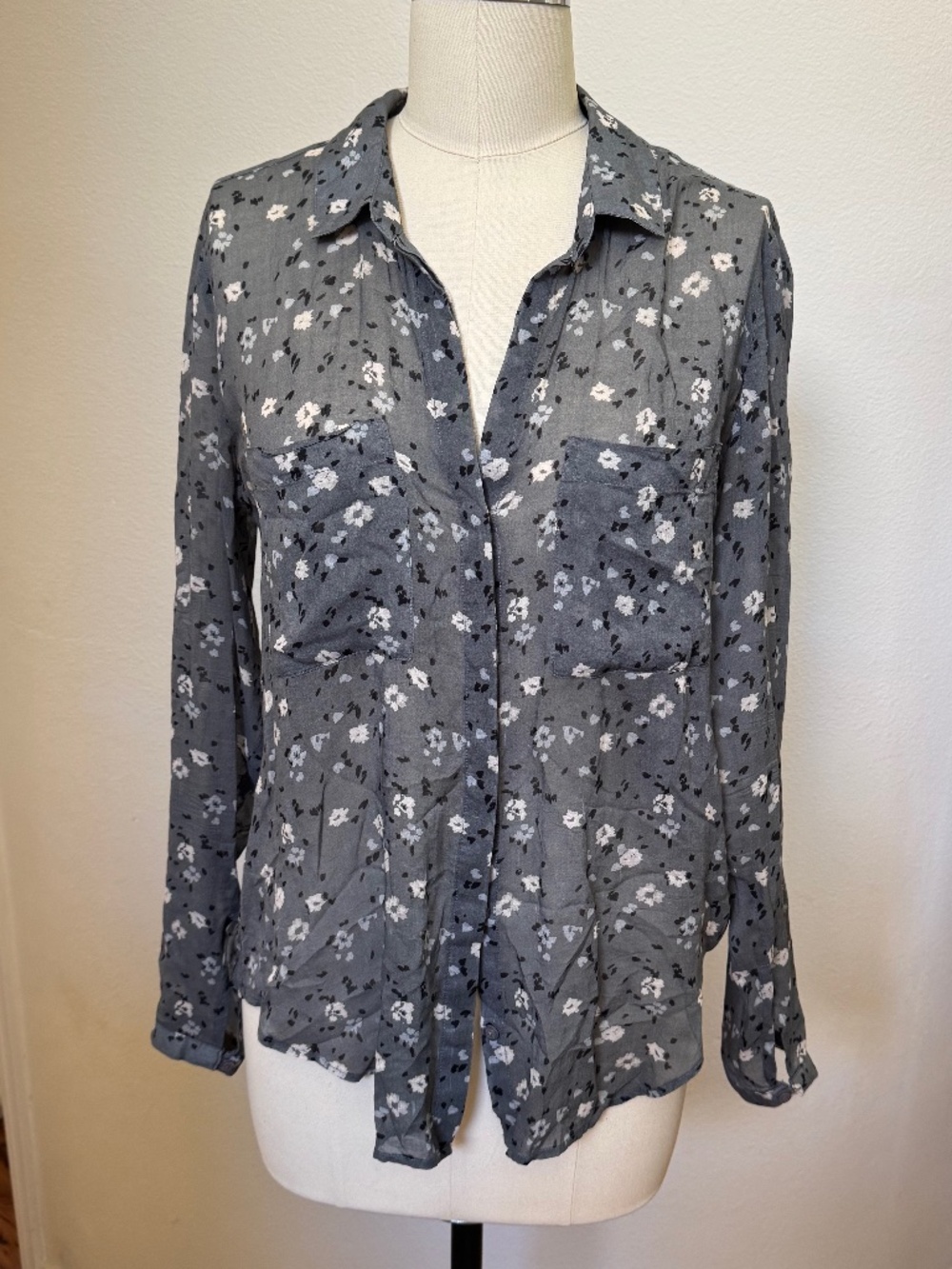 GENTLY USED - Anthropologie - Cloth & Stone - Womens (S) button-down blouse, gry